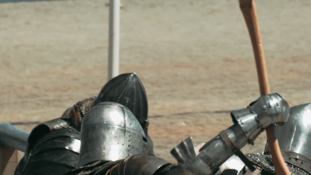 cerrar la toma en cámara lenta del caballero golpeando al oponente con un hacha