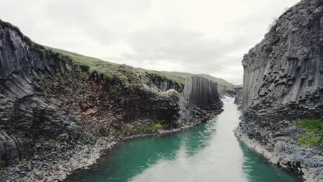 Disparo-De-Drones-Volando-Bajo-A-Través-Del-Cañón-Studlagil-En-Islandia-4k