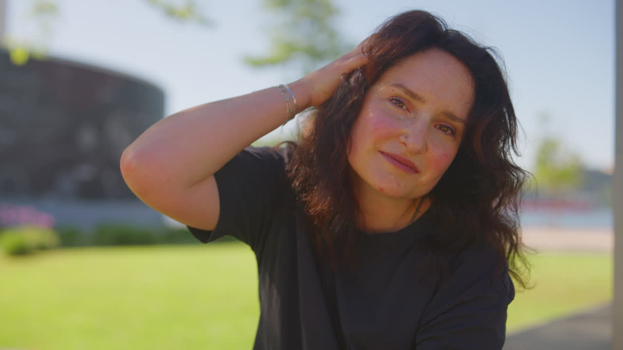 retrato de una mujer en un parque