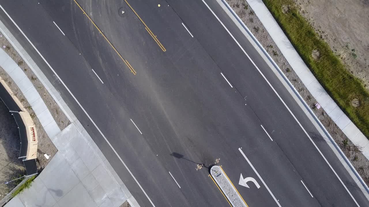 땅에 착륙하기 위해 하강하는 드론