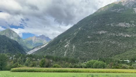 Vista-De-Los-Alpes-Austríacos-Que-Muestran-Laderas-Desnudas-Y-Coníferas-Moviéndose-Hacia-Una-Típica-Casa-De-Pueblo-En-El-Tirol