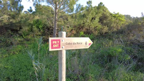 señal de ruta de senderismo pr7 a cabo da roca