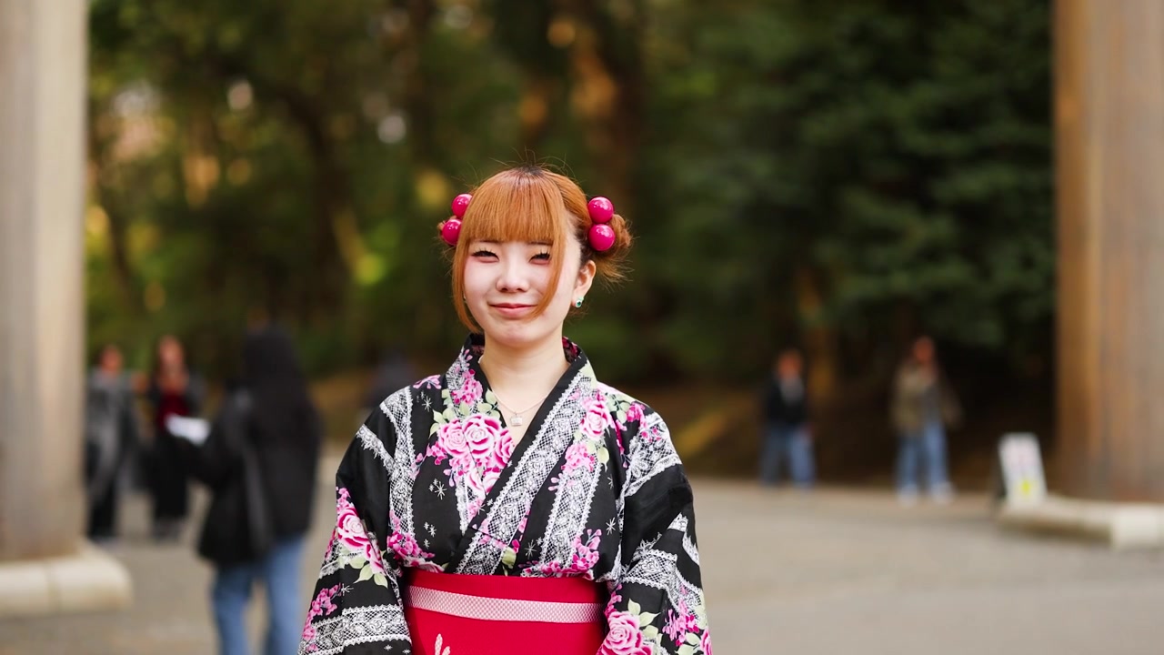 Giovane donna giapponese che indossa un yukata tradizionale nel parco