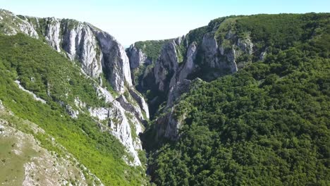 amplia vista aérea ascendente de cheile turzii, garganta de turda, cerca de transilvania