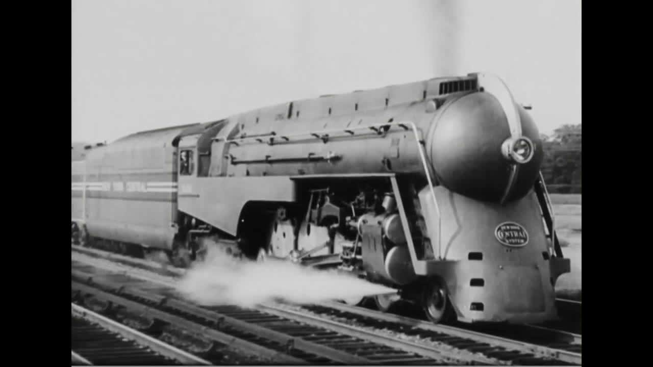 1938년 새로운 고급 열차에는 바 식당차와 샤워 시설이 있는 침실이 있습니다.