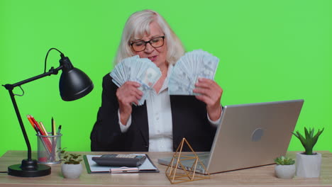 mujer de negocios, contadora de oficina, celebrando el éxito del negocio, bailando con un montón de dinero, dólares en efectivo.