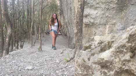 mujer caminando por un sendero de montaña