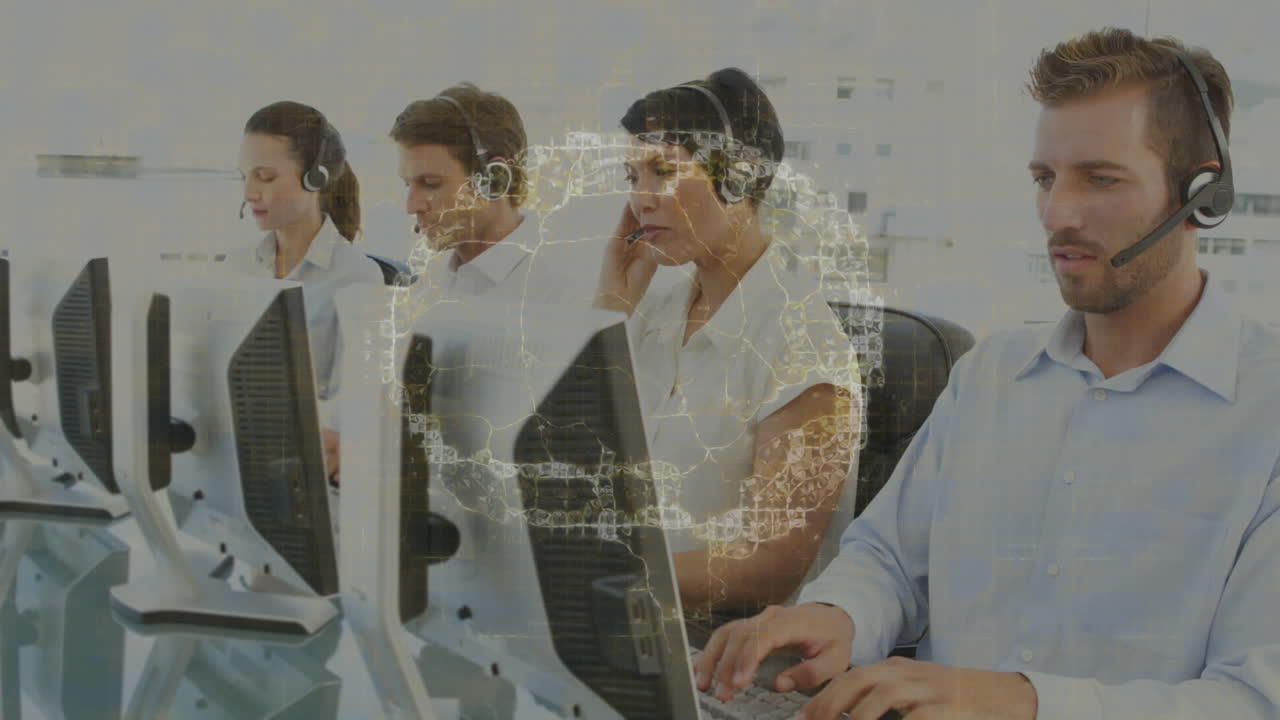 사무실에서 일하는 휴대폰 헤드 ⁇ 을 착용한 고객관리 임원 팀에 대항하는 인간 두뇌