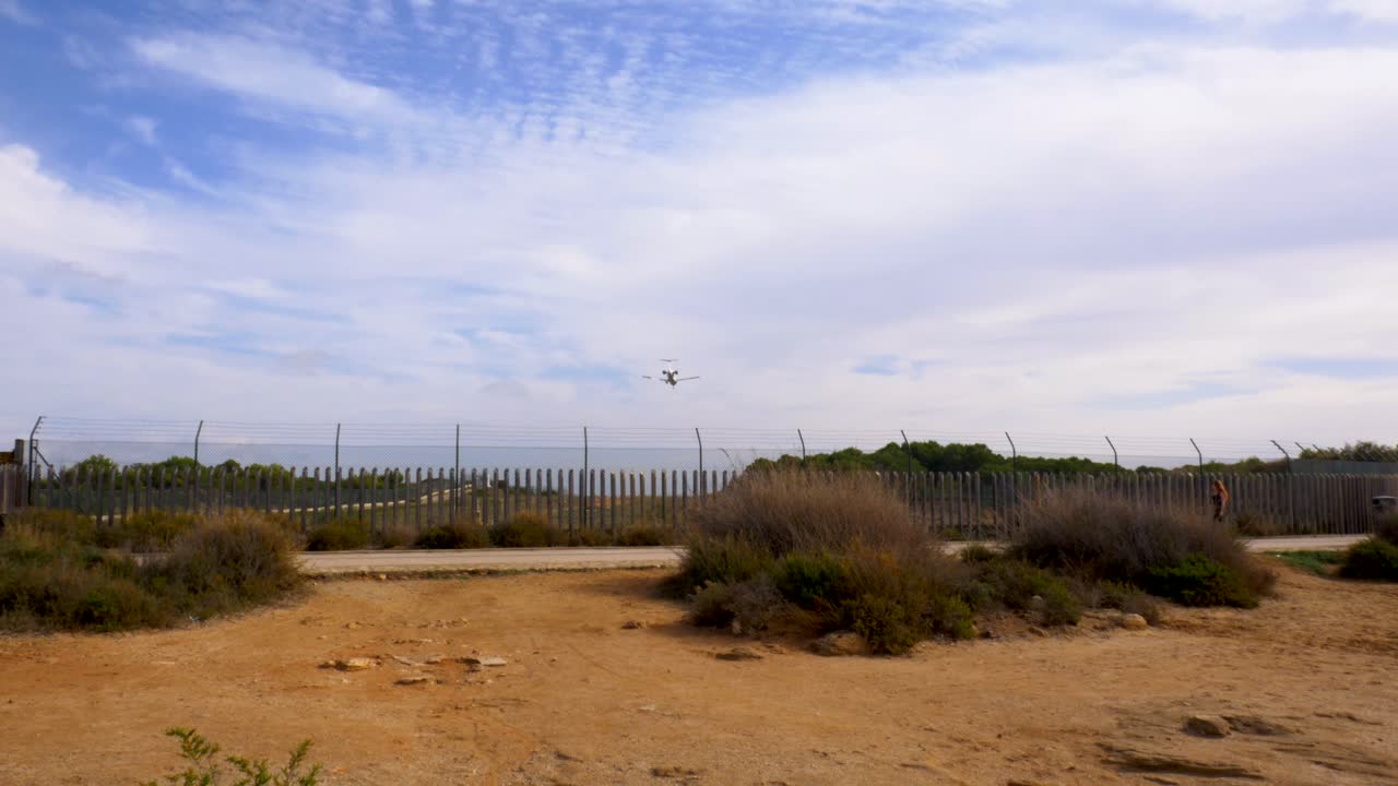 낮은 고도에서 지나가는 착륙 비행기