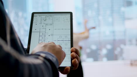 financiero agente inmobiliario y cliente examinando planos en una tableta