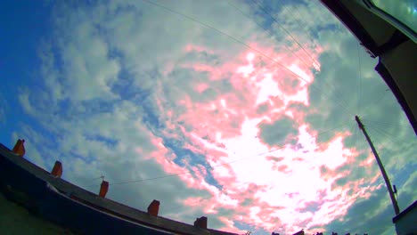 Timelapse-Hd-De-Nubes-En-El-Cielo-Mientras-Pasan-Cables-De-Postes-Telefónicos-En-Un-Día-Soleado