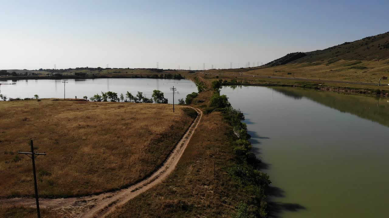 un drone panorámico inverso disparó sobre lagos artificiales