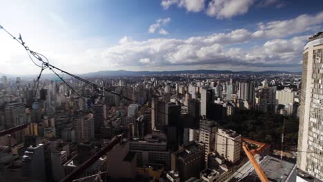 vista panorámica del horizonte de la ciudad de são paulo vista desde el edificio copan en un día soleado con cielo azul y nubes