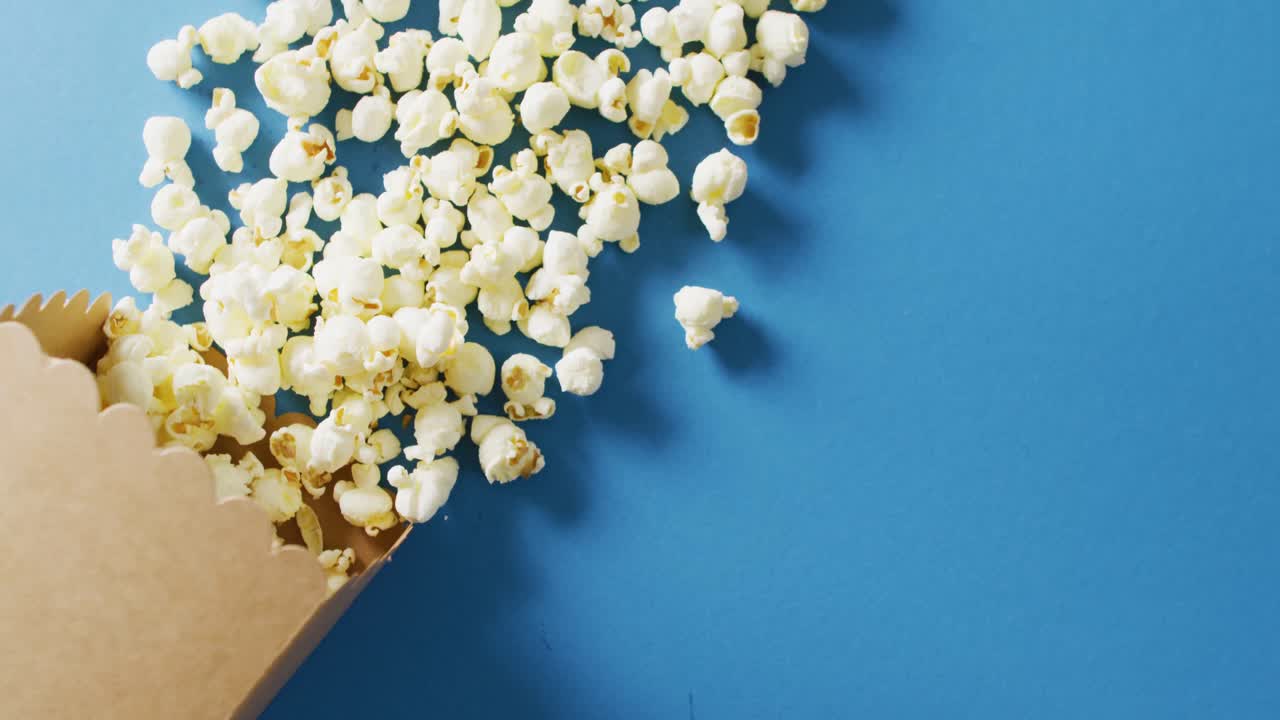 Video ravvicinato di una scatola di popcorn su sfondo blu