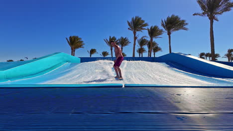 Hombre-Surfeando-Sobre-Una-Ola-Artificial-En-Cámara-Lenta-Con-Aniquilación