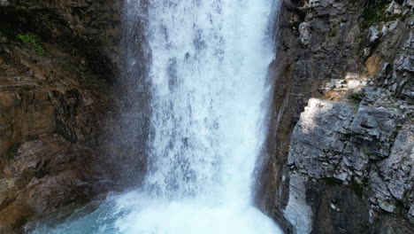 Rauschender-Wasserfall-Fließt-In-Sprudelndes-Blaues-Wasser-[4K-Zeitlupe