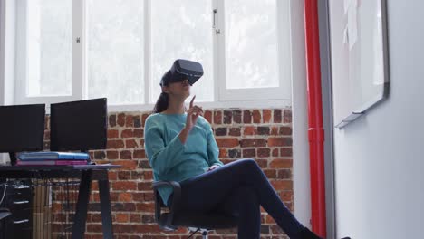 Frau-Benutzt-VR-Headset-Im-Büro