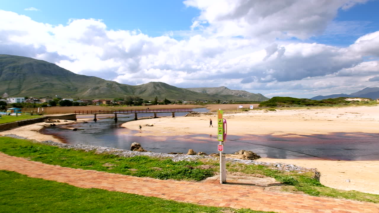 클레인몬드 호수 입구에서 바다로 들어가는 경치 좋은 해안 목적지