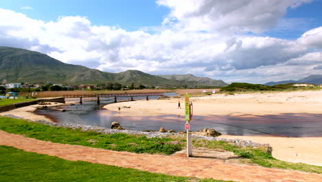 la desembocadura de la laguna kleinmond en el mar, destino costero pintoresco