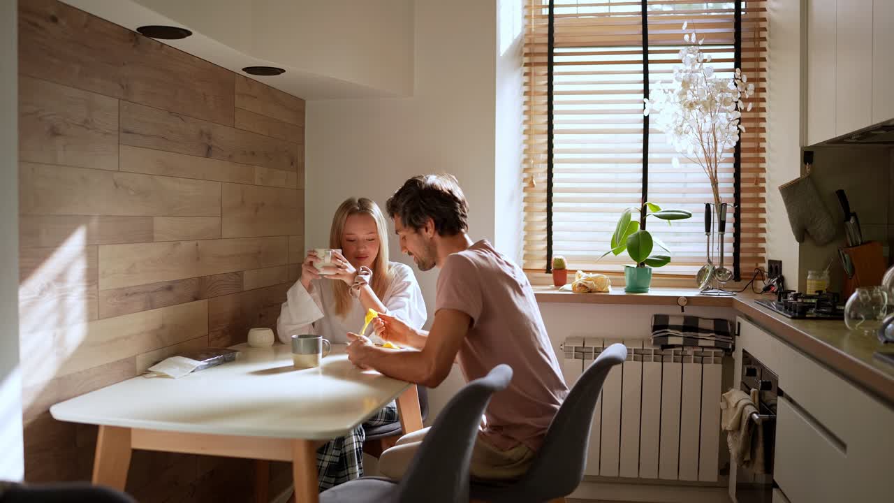 부부가 부에서 아침 식사를 즐기고 있다