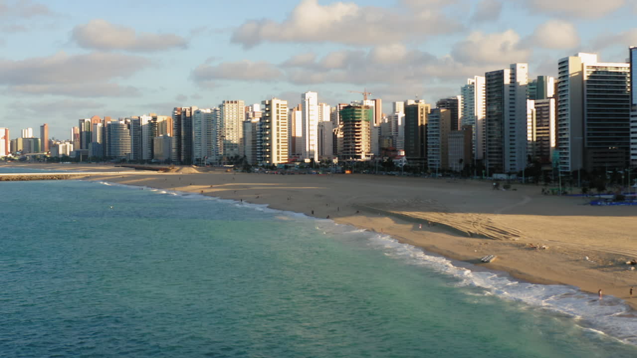 vista aérea desde el océano a los edificios frente a la playa, fortaleza, ceara, brasil