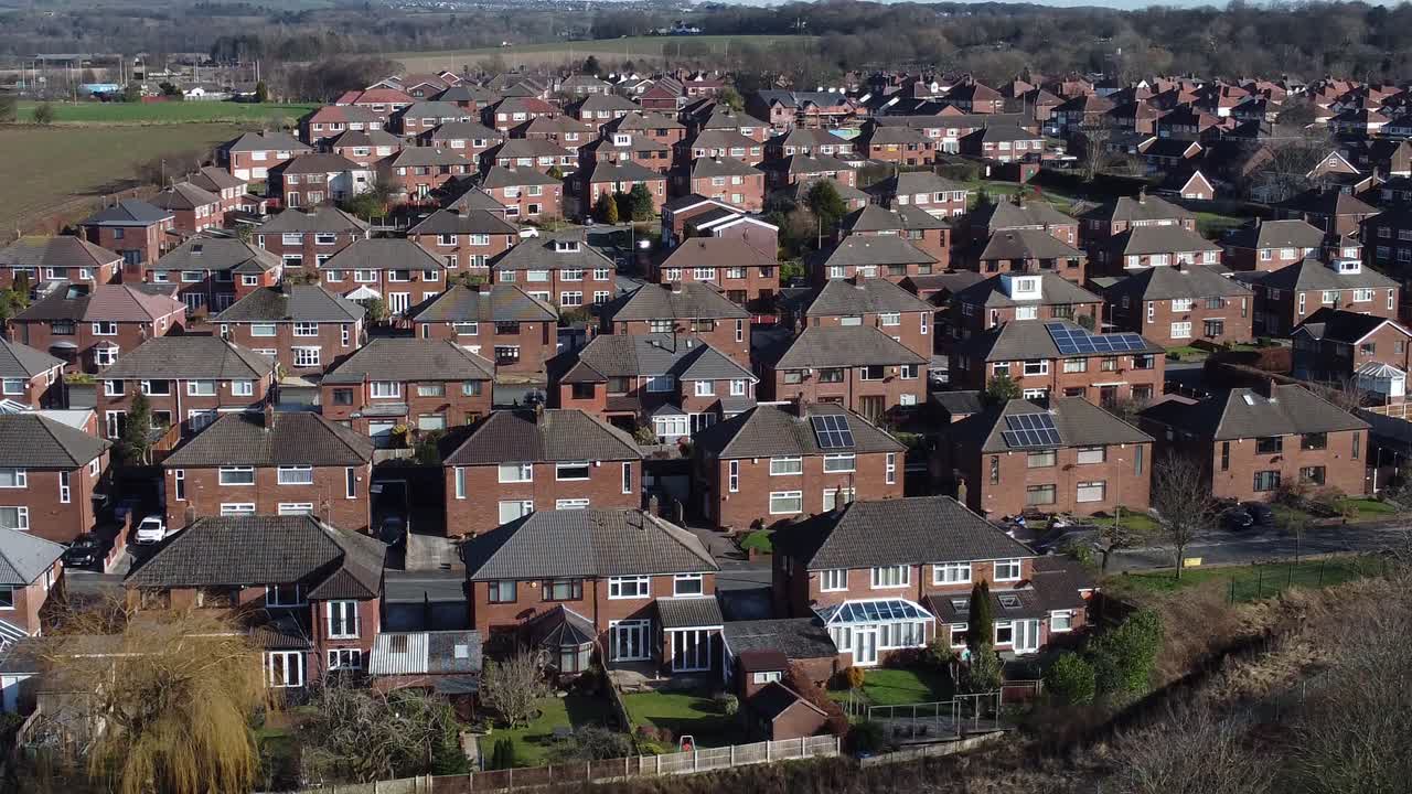 vista aérea arriba típico barrio británico casas paisaje drone propiedad comunidad lenta izquierda dolly shot