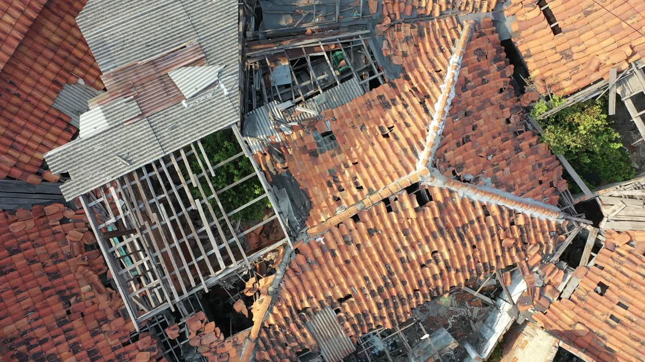 vista aérea de un edificio dañado