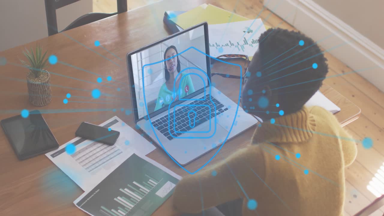 animación de la red de conexión icono de candado digital sobre mujer usando computadora portátil en videollamada en bac