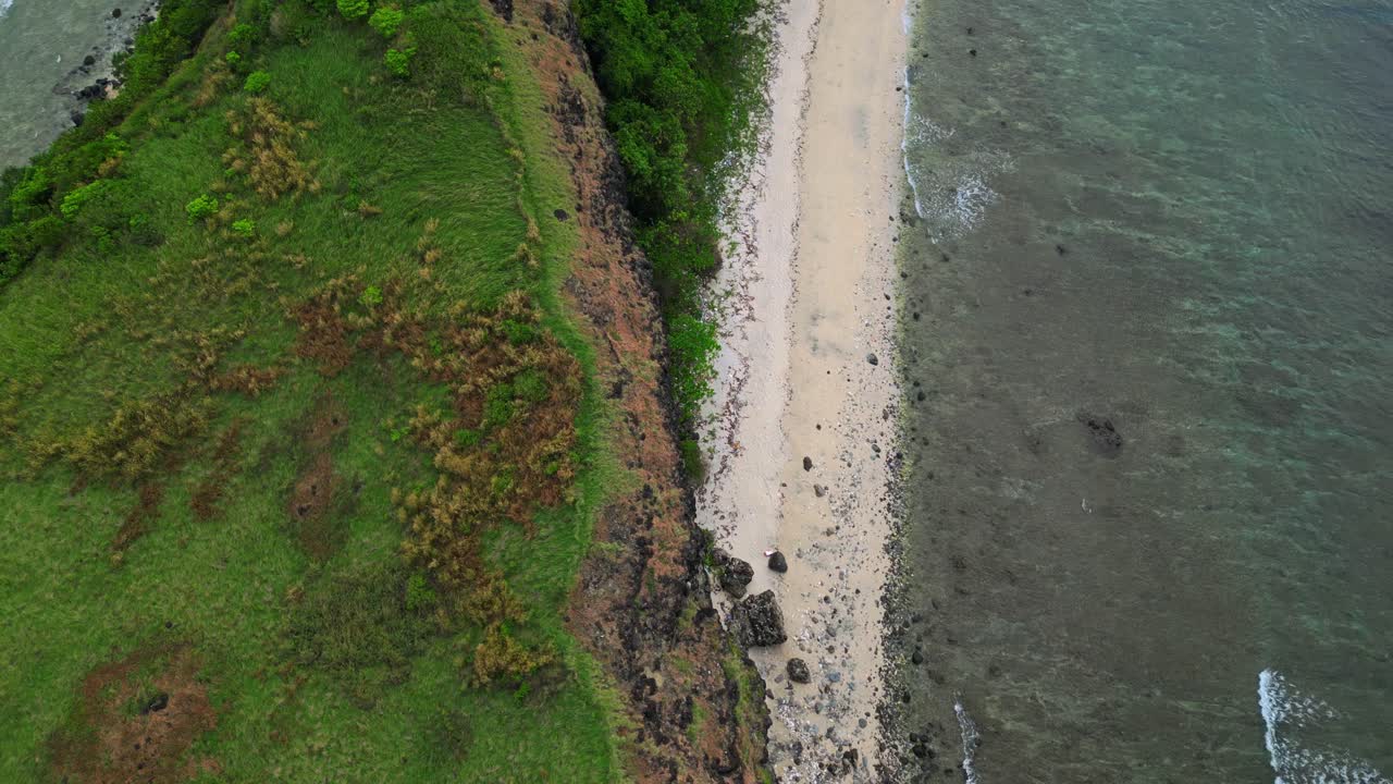 산꼭대기에서 여행하는 커플, 아침 해가 뜨는 카포네스 섬, 다 해변, 잔발레스, 필리핀