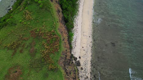 una pareja de viajeros en la cima de la cordillera al amanecer en la isla de capones, playa de pundaquit. zambales, filipinas