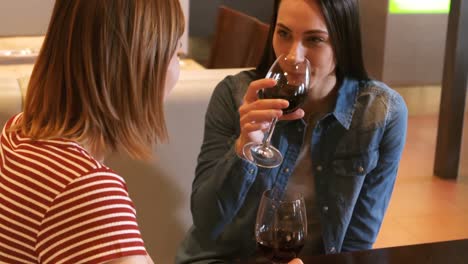 hermosa mujer interactuando mientras tiene un vaso de vino