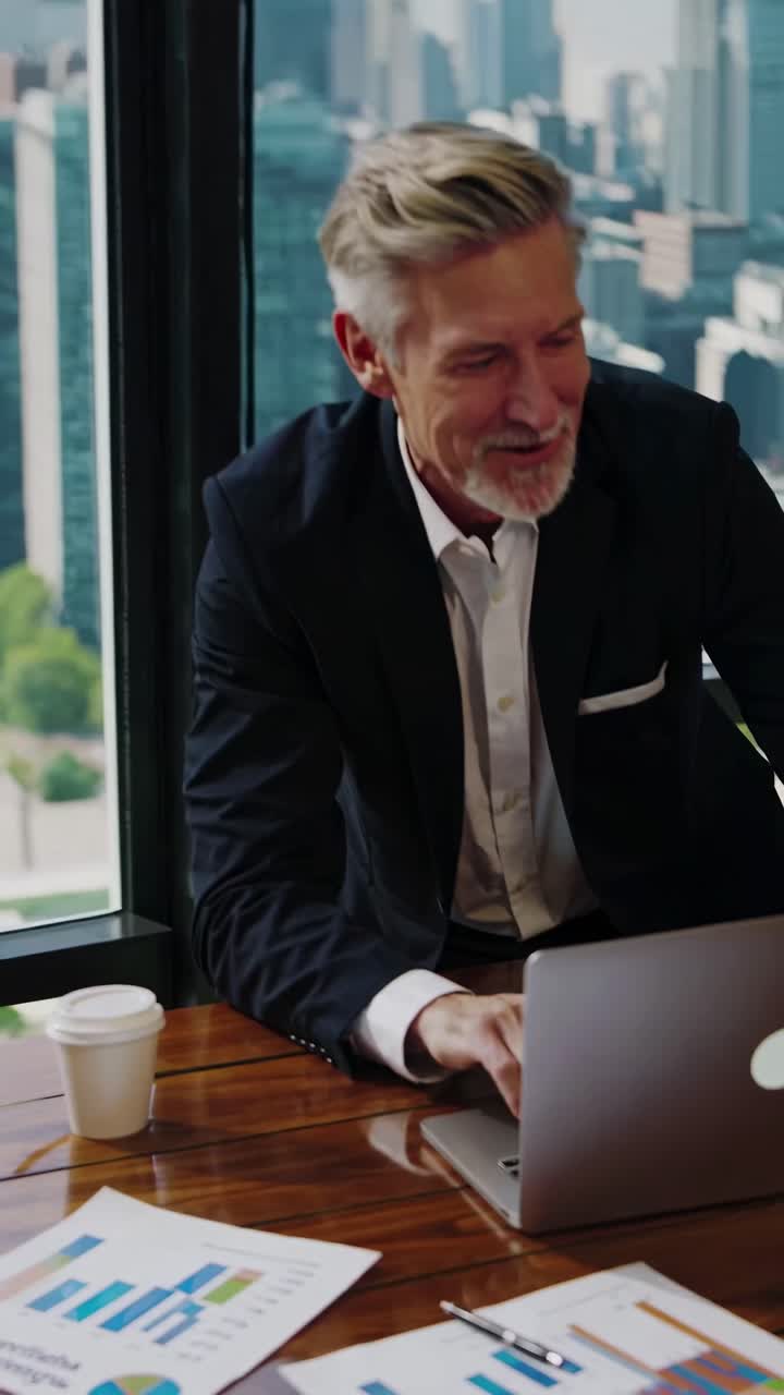 Un professionista sorridente mentre lavora su un portatile in ufficio