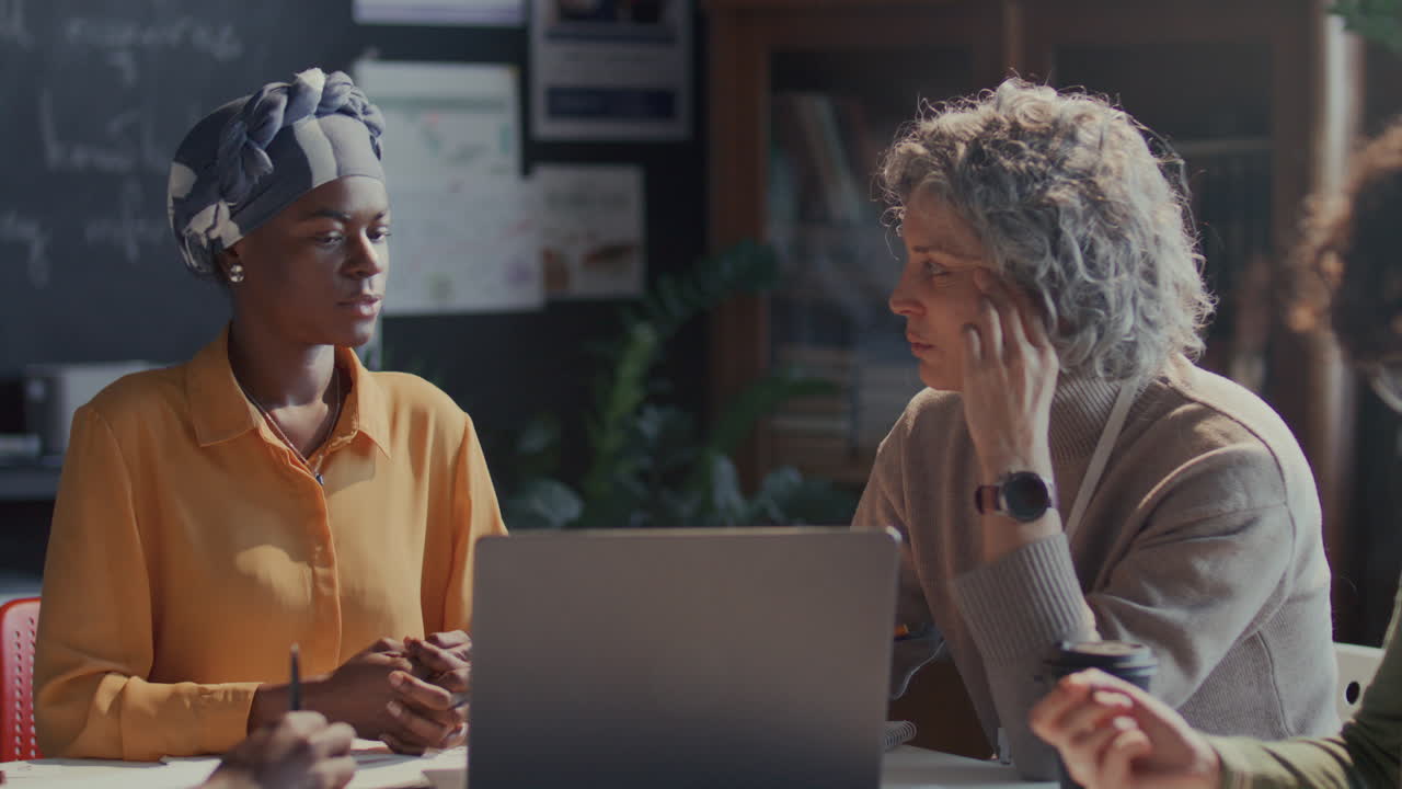 profesor y estudiante discutiendo durante la clase de inglés