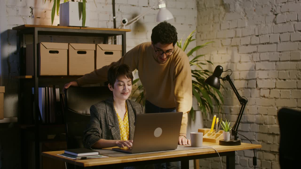 compañeros de trabajo que trabajan hasta tarde en la oficina