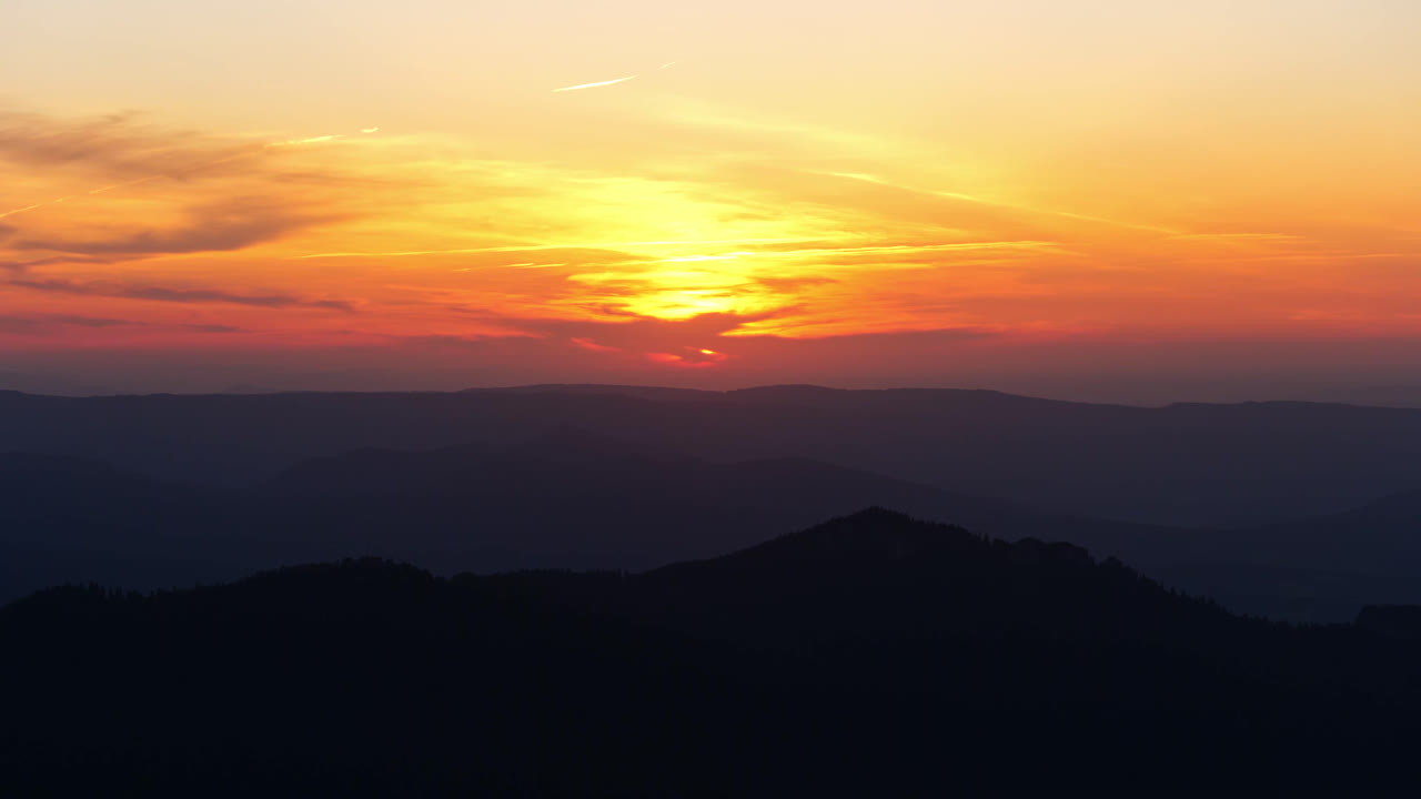 hermoso atardecer de fuego con tonalidad roja naranja rosa brillo última luz sobre la montaña del cáucaso