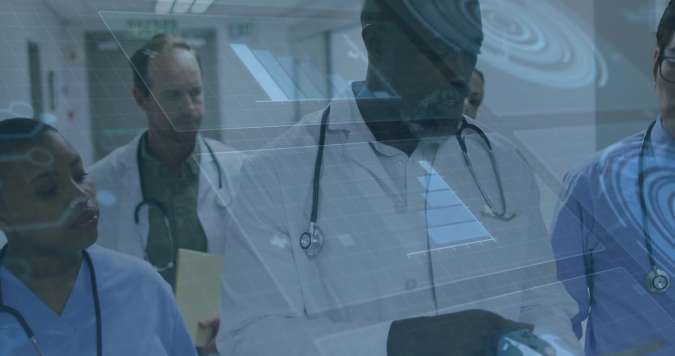 Medico anziano che tocca lo schermo del tablet e ruota le scansioni mentre l'infermiera osserva la cartella per la revisione del paziente.
