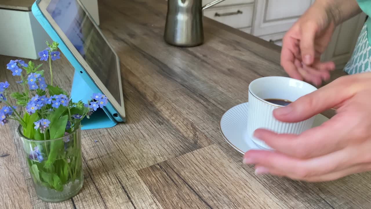 mujer bebiendo una bebida caliente disfrutando de la mañana en el interior