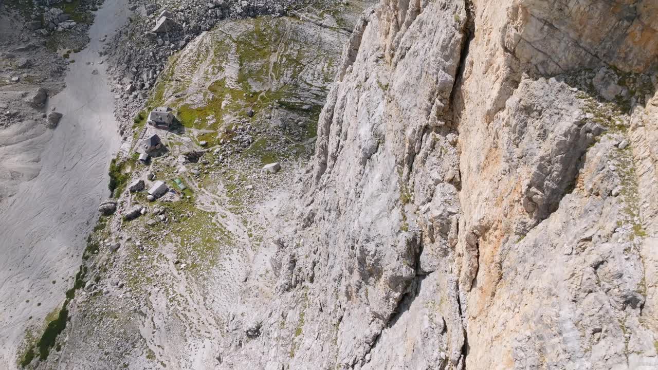 ascender tiro de arriba hacia abajo a lo largo de la pared rocosa de la montaña a la luz del sol - brenta, dolomitas