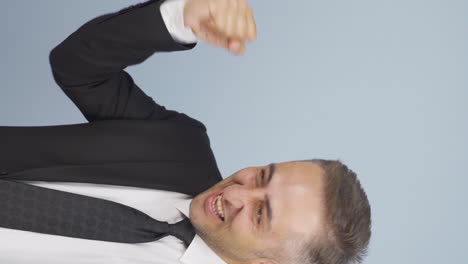 el video vertical del hombre de negocios se regocija.