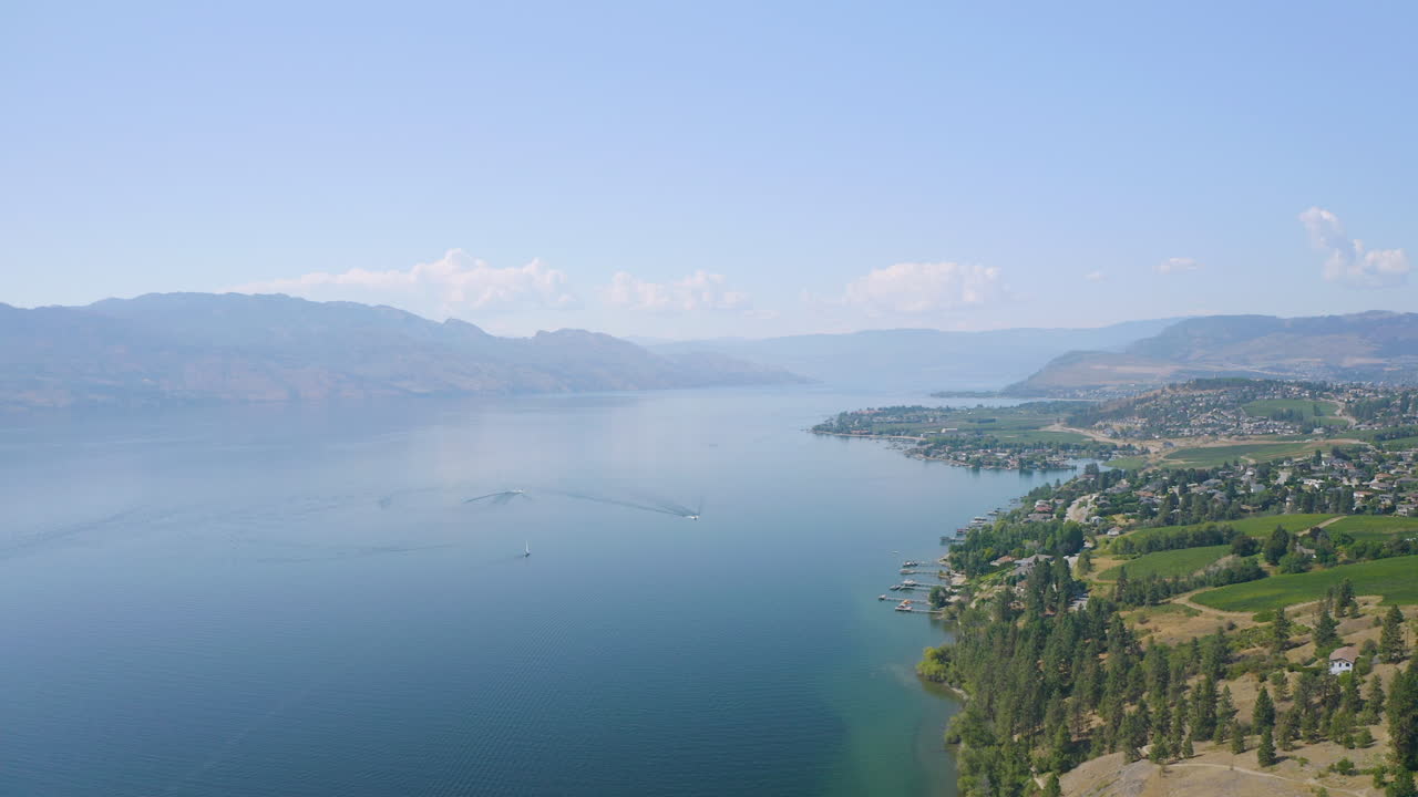 オカナガン湖の西ケロウナ海岸の空撮