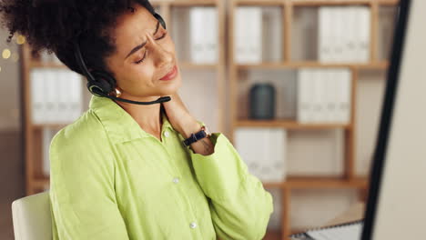 Schwarze-Frau,-Callcenter-Und-Nackenschmerzen-Am-Computer