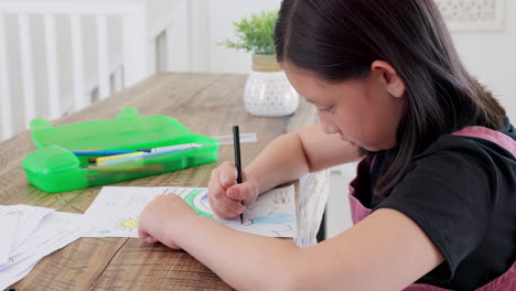 Mädchen,-Skizzieren-Und-Kreativ-Beim-Zeichnen-Auf-Papier