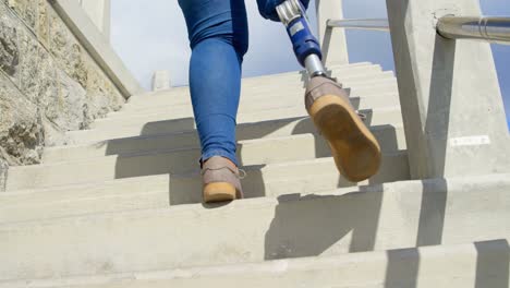 Niedrigwinkelansicht-Einer-Behinderten-Frau,-Die-Die-Treppe-Hinaufgeht,-4k