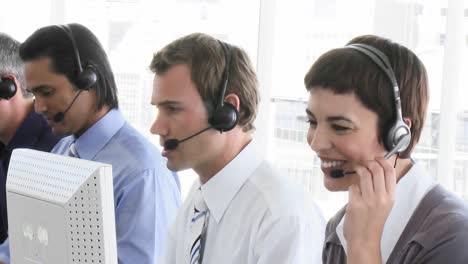 equipo de negocios sonrientes trabajando en un centro de llamadas