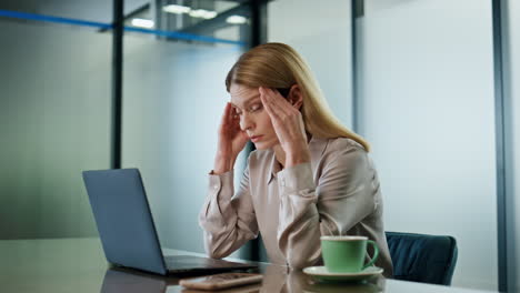 Müde-Managerin-Spricht-Am-Arbeitsplatz-Am-Computer,-Nahaufnahme.-Nervöse-Frau-Streitet