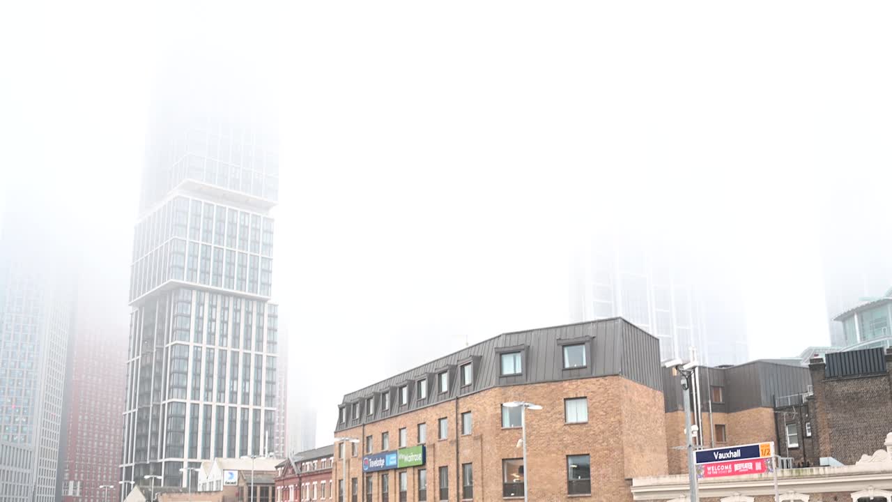 vauxhall 역, 런던, 영국 옆에 새로운 높은 아파트