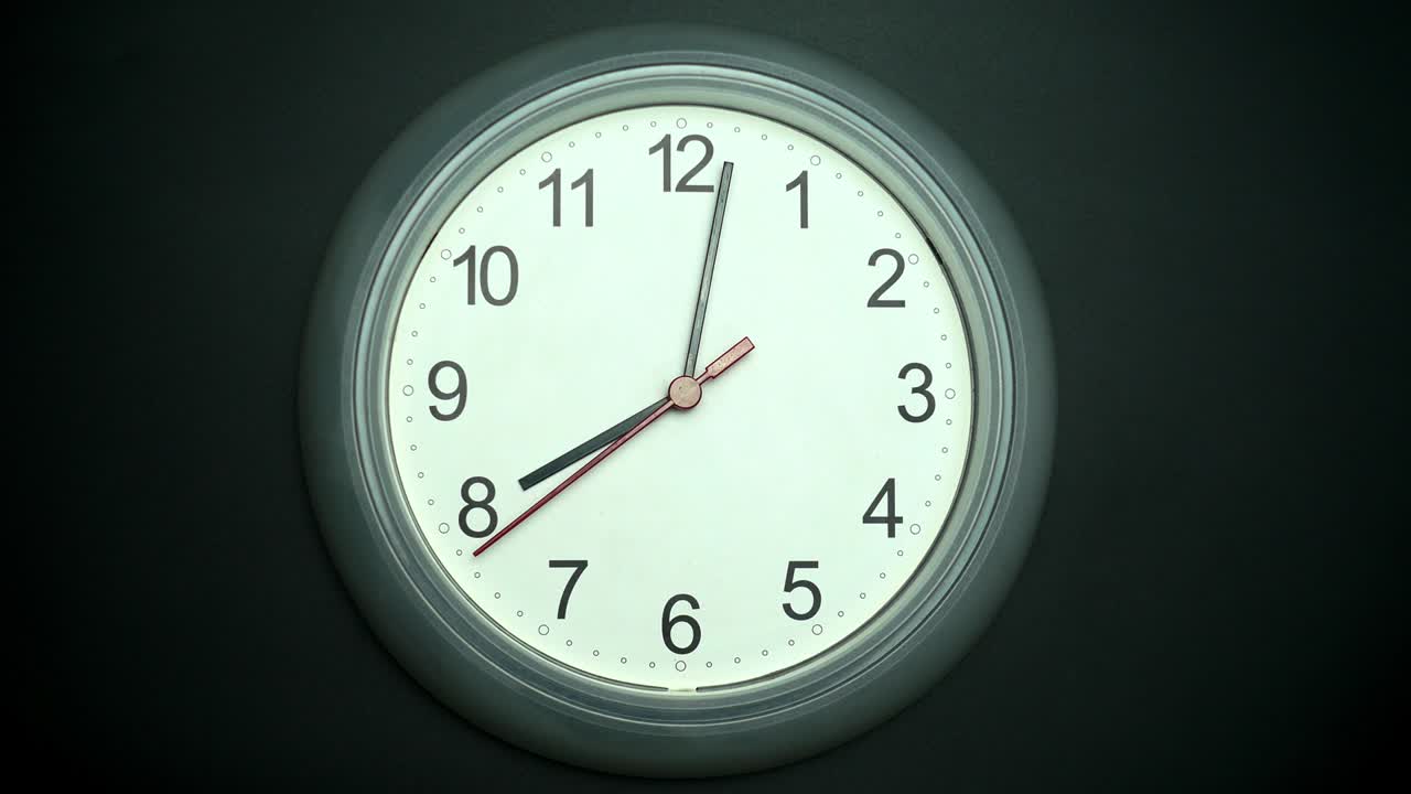 el reloj blanco de la pared dice la hora a las ocho.