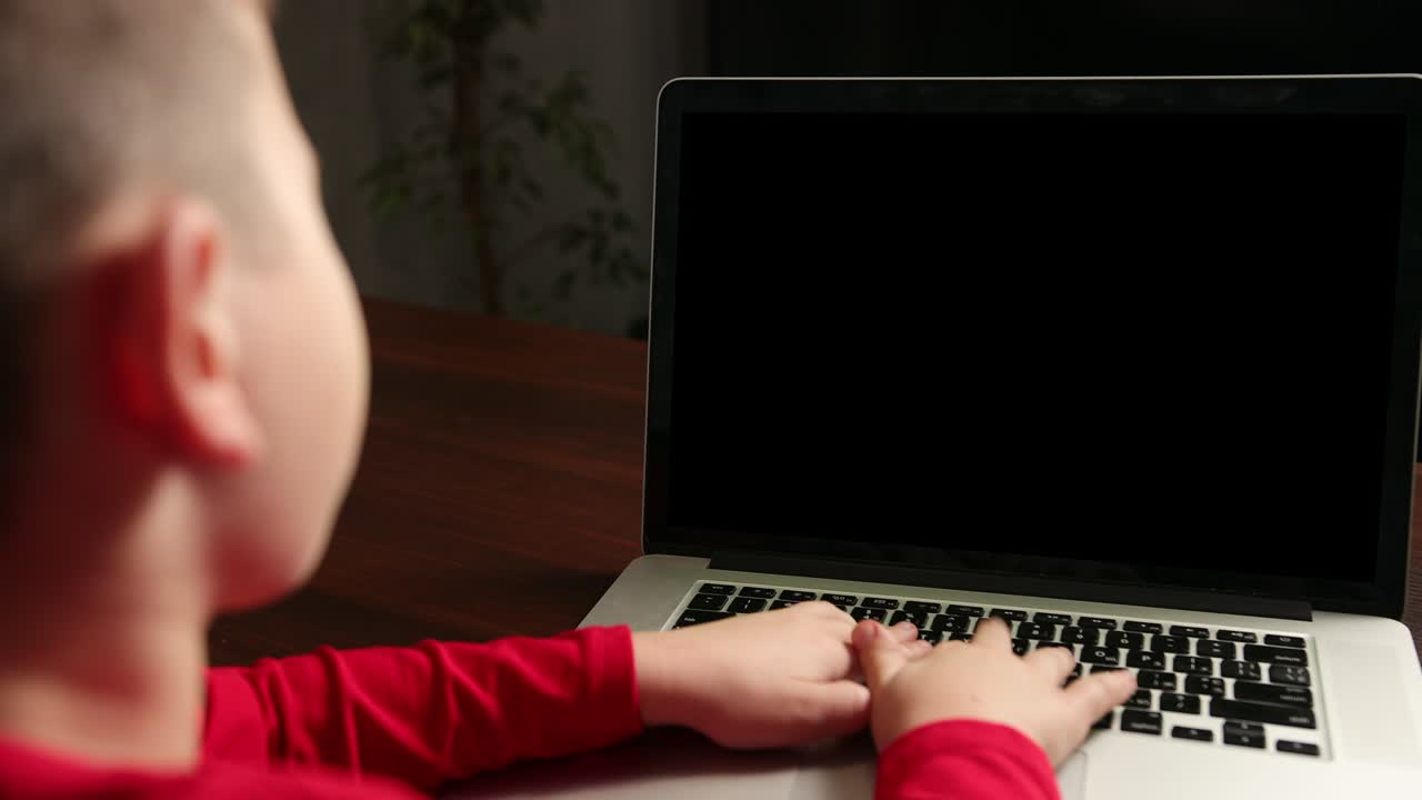 niños lección de educación a distancia, tecnología para niños. niño niño haciendo escuela