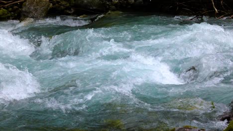 Agua-Del-Río-De-Montaña-Con-Primer-Plano-En-Cámara-Lenta