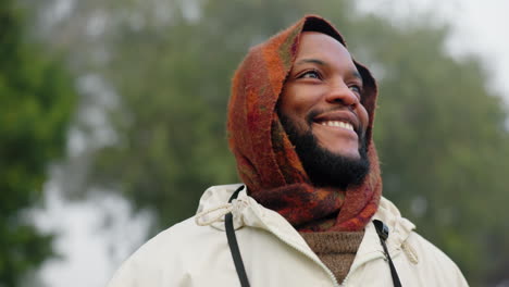 hombre negro en la naturaleza, sonrisa